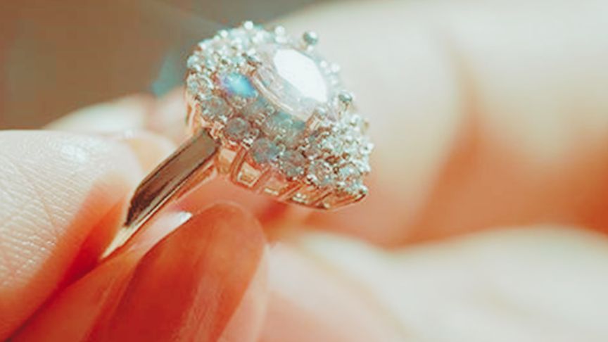 
A Guide to Selecting the Perfect Carat Weight for Your Diamond Engagement Ring

